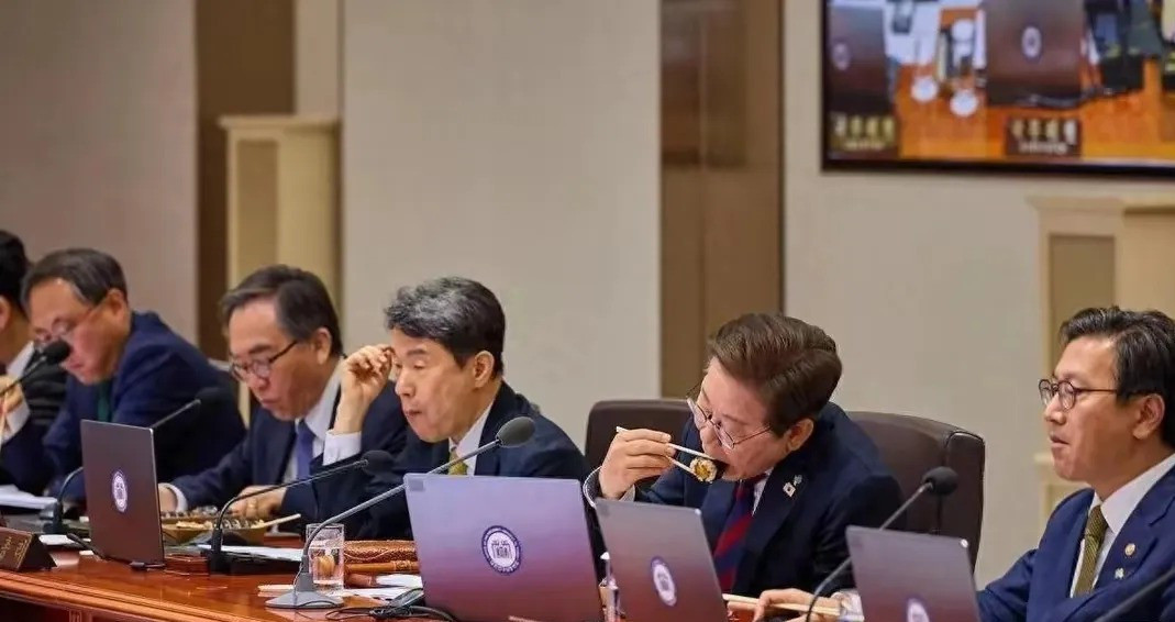 李在明总统的接地气生活李在明当总统后，没有搞那些高高在上