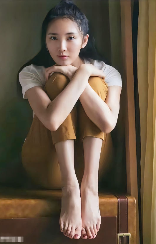 王紫璇，172cm，清纯美少女，就是这脚丫，脚型完美，脚趾头太挤了，是长时间穿高