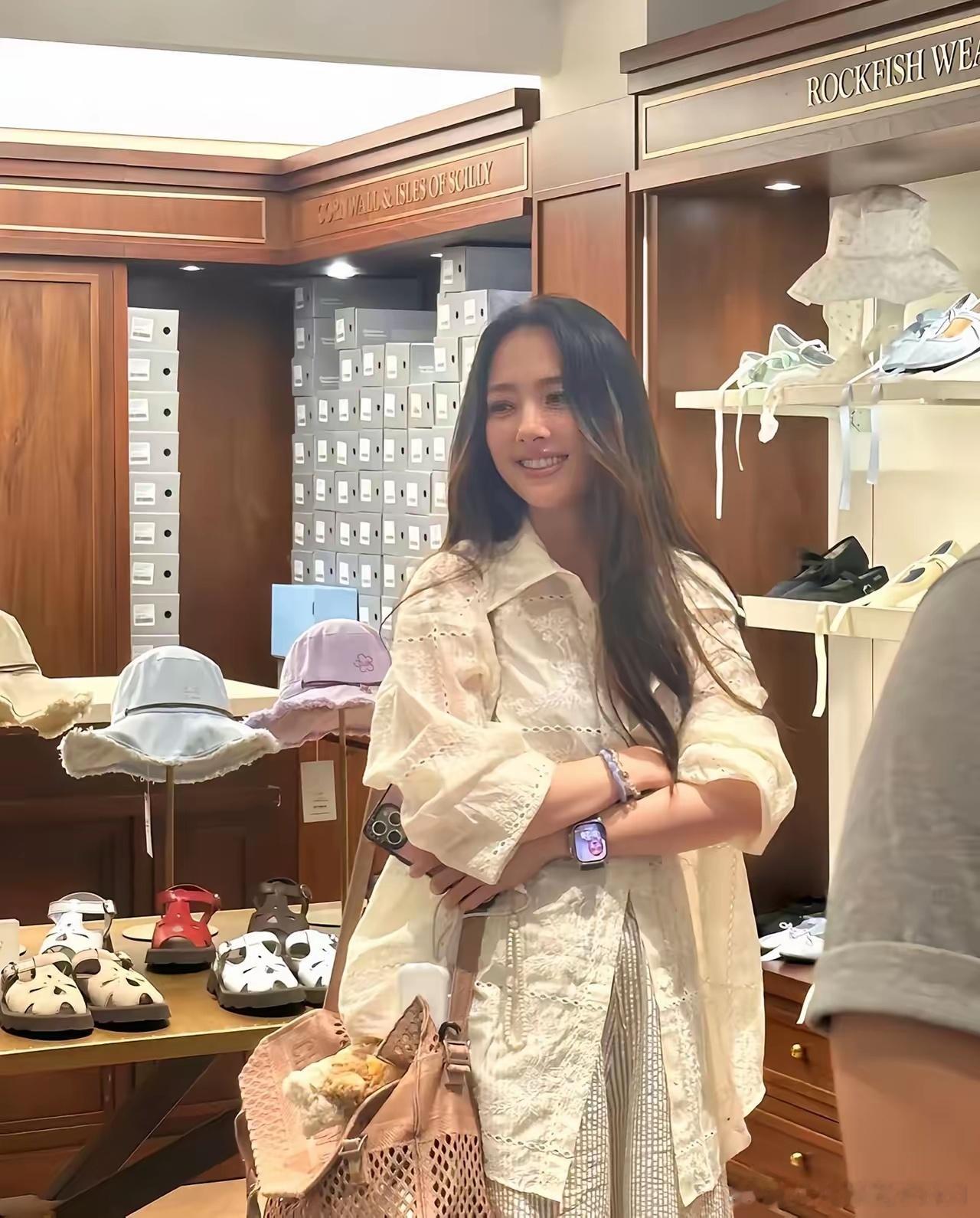 网友偶遇郭碧婷，私底下的郭碧婷完全没有明星架子，当天是淡妆的状态，也没怎么打理头