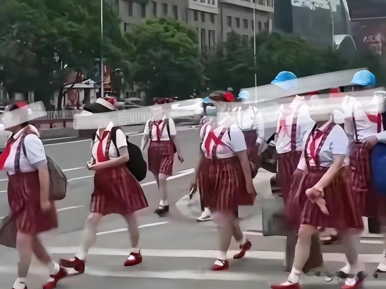 戴红领巾穿超短裙过六一的奶奶们，这个六一真的快乐吗？刷到一组照片，看得我五味杂