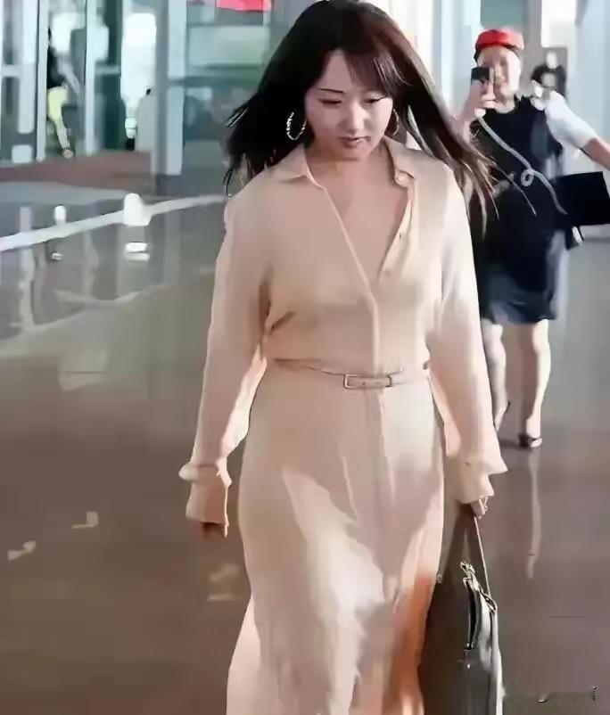 当年火遍大街小巷的甜歌天后，如今窝在深圳千万豪宅露台专心种菜。55岁的杨钰莹定居