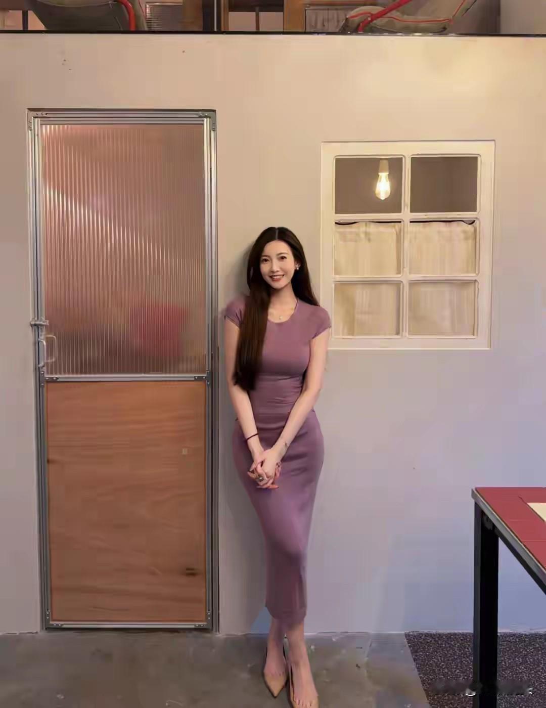 优雅紫裙，自信微笑，尽显迷人魅力！