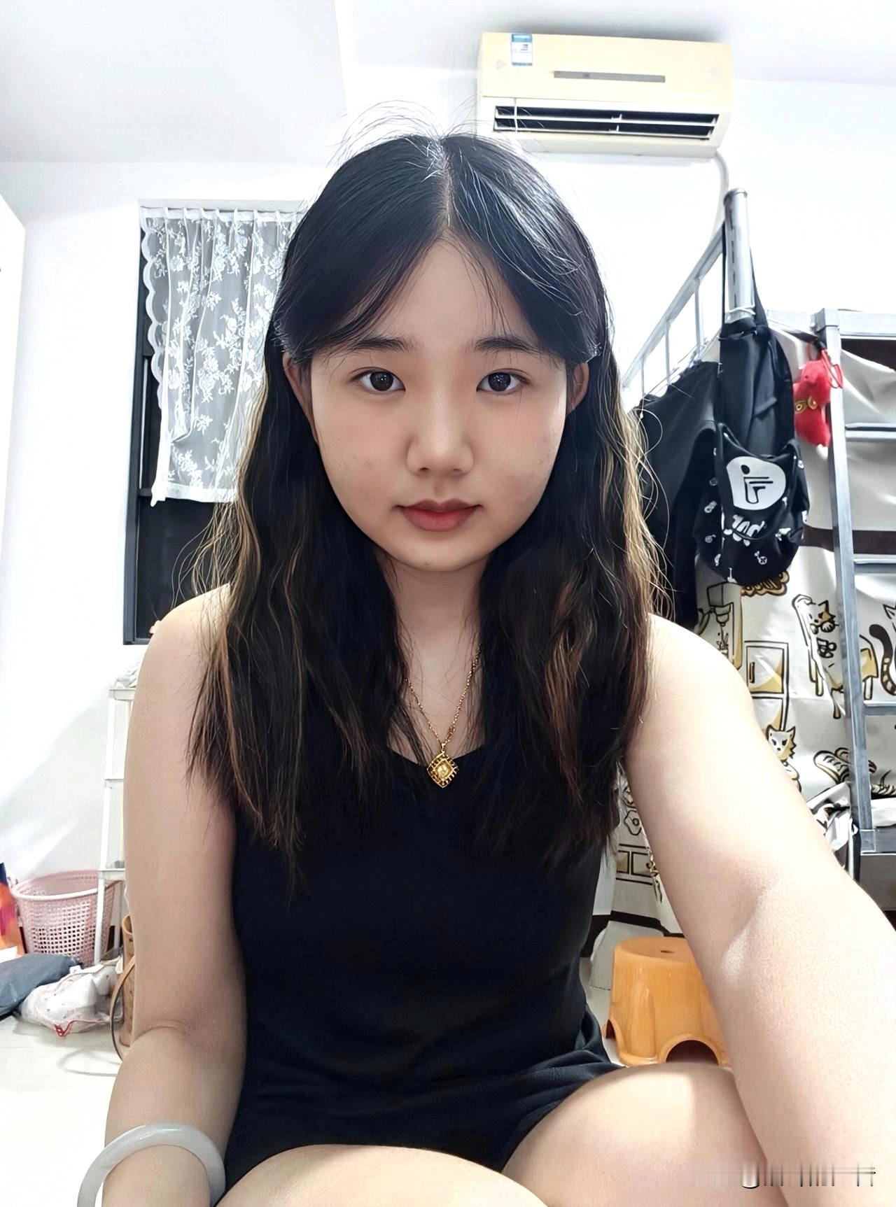 大三女生说，为了减轻父母的负担，同宿舍同学们都回家过中秋和国庆了，她为了省点来回