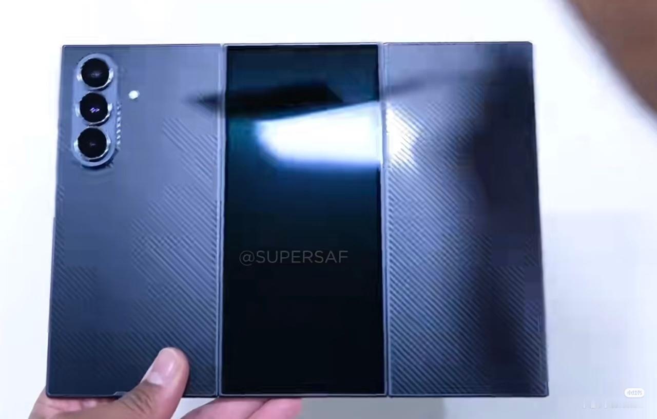 罗永浩谈三星三折叠更厚，更丑，更不实用，三星这种折法没排面