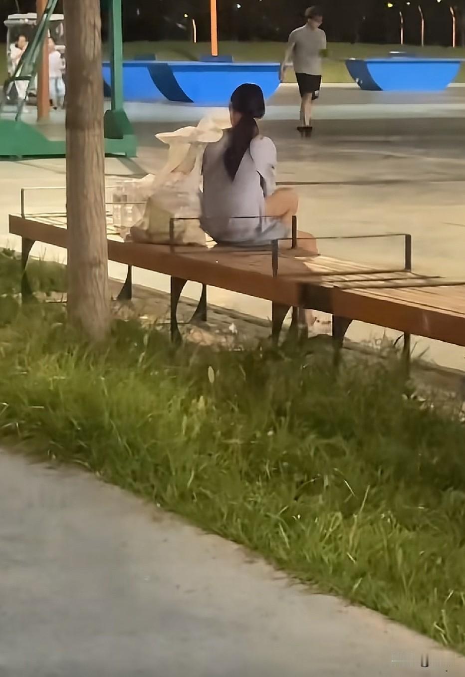 不是所有的孩子从小就过的很好的，她一个人在卖水