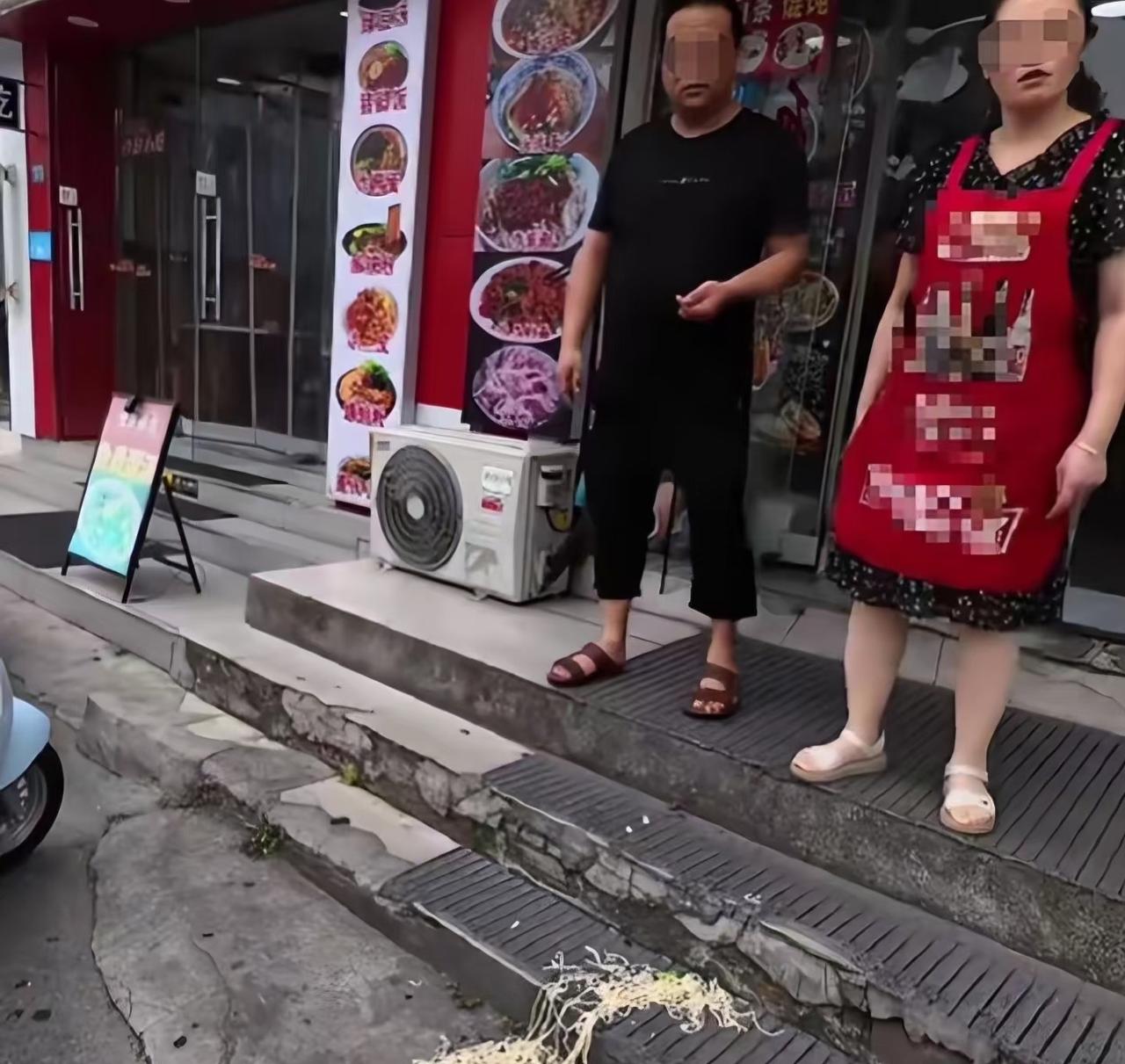 江苏一面馆拒收硬币，与顾客争吵后直接将面条泼到顾客身上。有两点让人很好奇。这