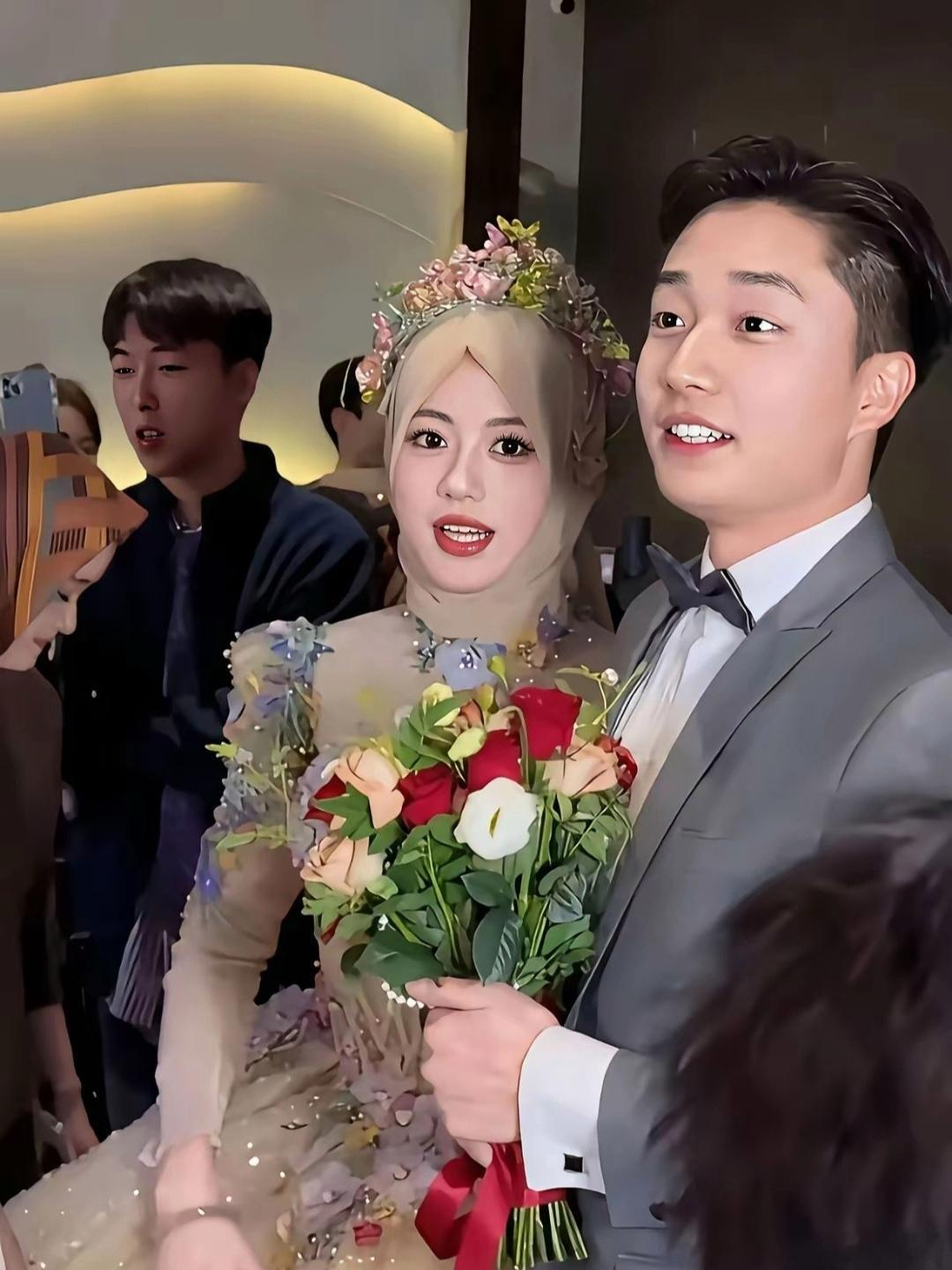 第一次见这种婚纱，就连结婚都不能露头发吗？