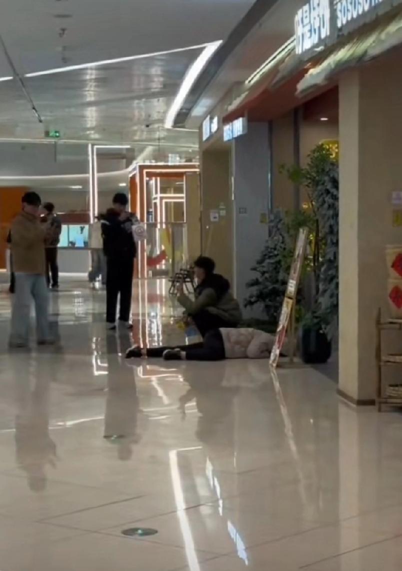 河南商丘，疑是女子为了额外讹诈原工作餐馆1万二千元，就在这家餐馆门口躺着不动了，