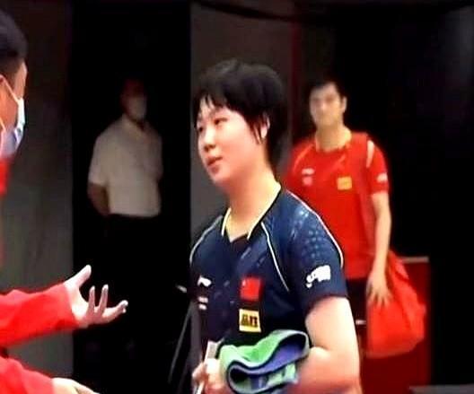 19岁蒯曼一句“小将”没憋住，全网笑疯，国乒没压她，反而把她推上神坛。她搭档谁