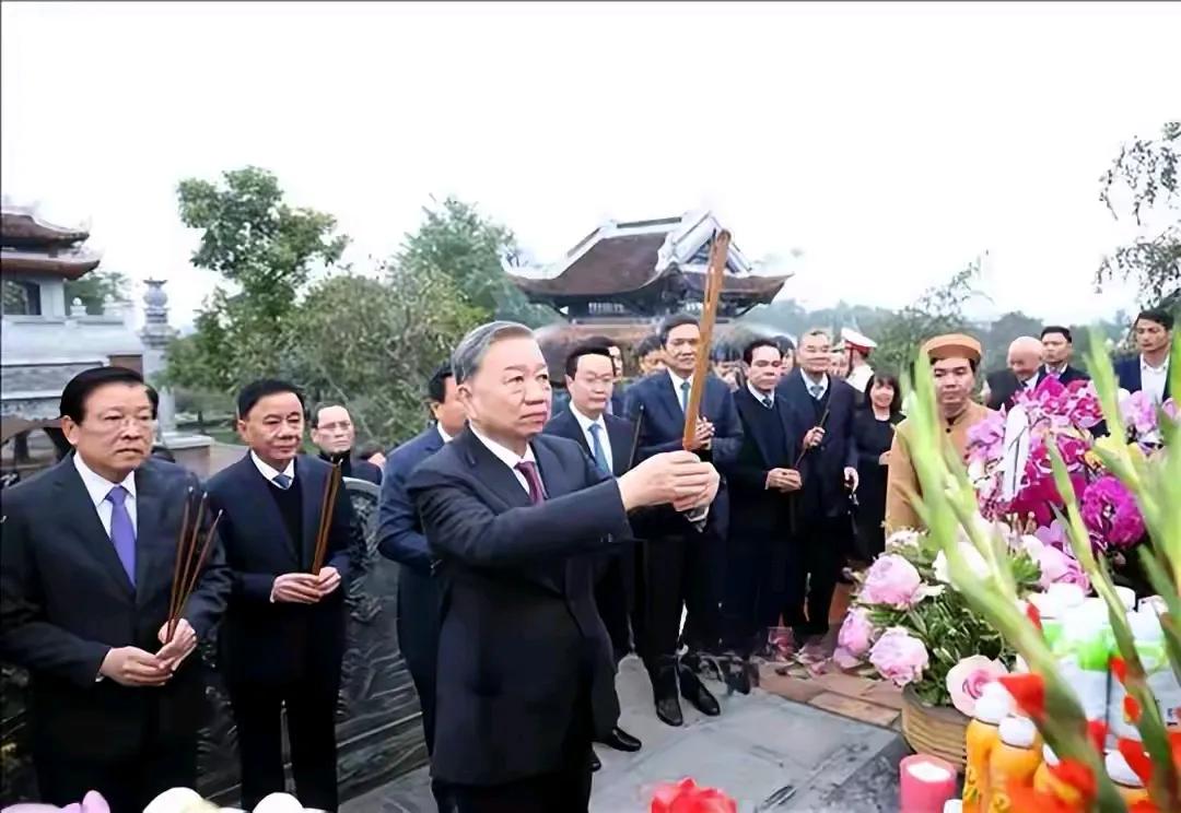 在上班和上进之中，苏林选择了上香！据越南媒体报道，18日苏林遵照传统，给已故领导