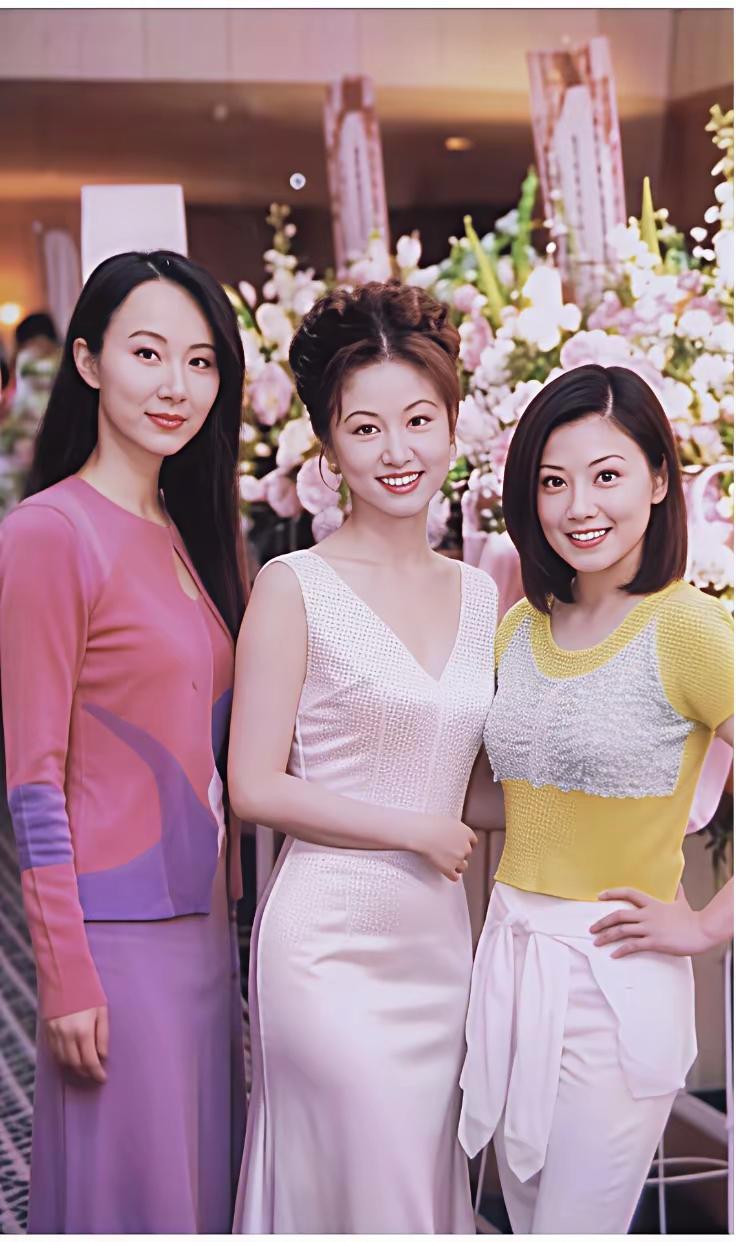 萧蔷，贾静雯站C位的这个女孩是谁长的可真漂亮啊！