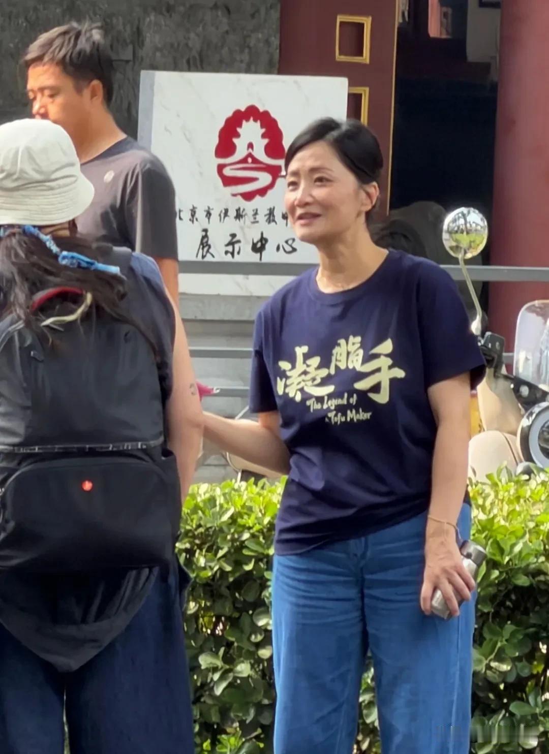 48岁的影后郭柯宇，在北京宣传自己的新电影《凝脂手》，全素颜，穿搭低调，完全没有