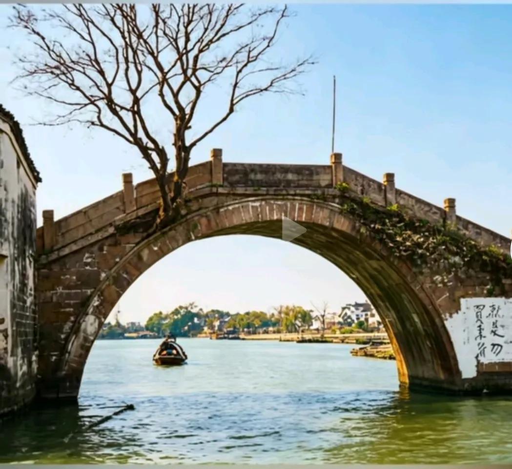 这是一张拍于100多年前，浙江宁波市望春桥的老照片。宁波望春桥（曾用名，宝庆桥