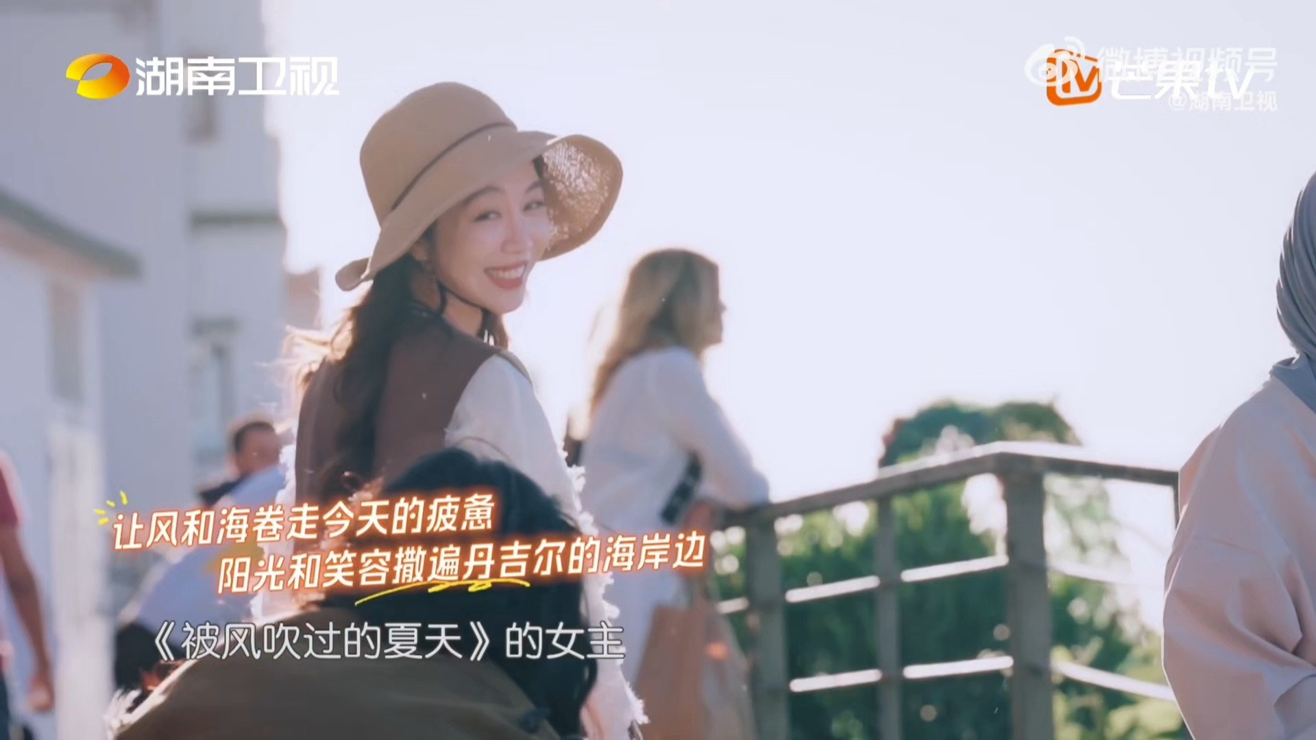 沈月拍照给足了情绪价值打工完沈月带姜妍去海边拍照，小嘴叭叭狂夸“太美了”，把妍