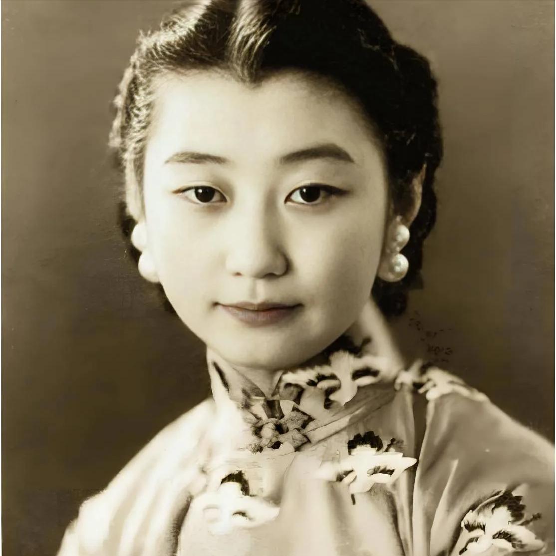 1926年，北京饭店，张学良刚步入大厅，一位穿旗袍的女子迎面而来，举止从容，眉眼