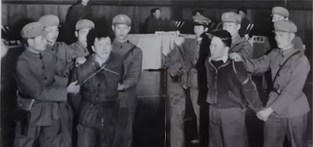 这是开国少将熊应堂的公子熊北平，被押解到公审大会现场时拍下的照片，当时与他一同受