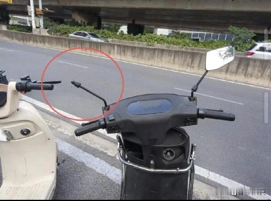 湖北武汉，男子电动车左后视镜不见了，他气得发文吐槽路人素质差，第二天，他在储物格