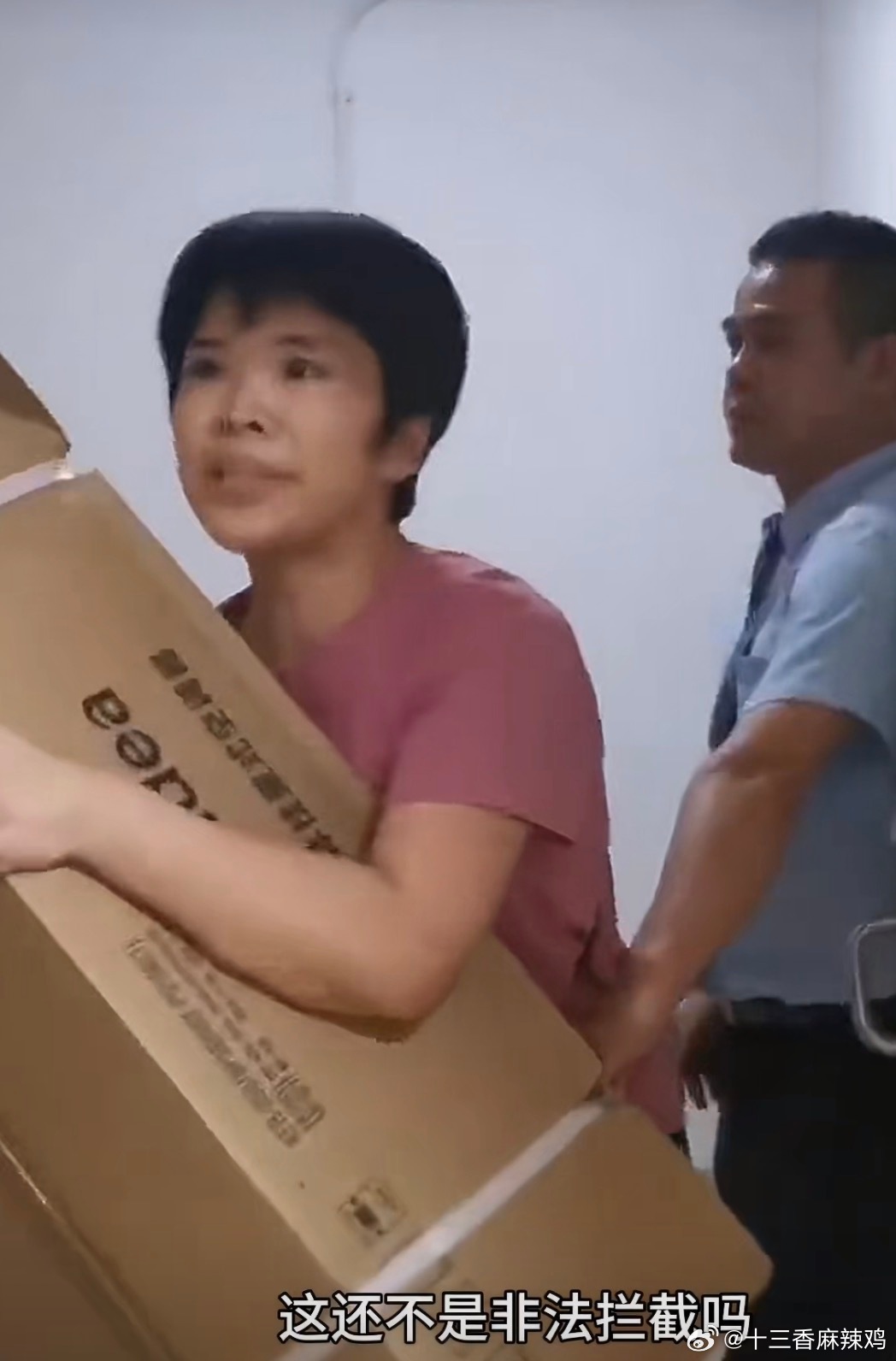 物业暴力阻拦业主回家下班累了一天，车开到小区门口，道闸不抬杆；步行回去，保安一横