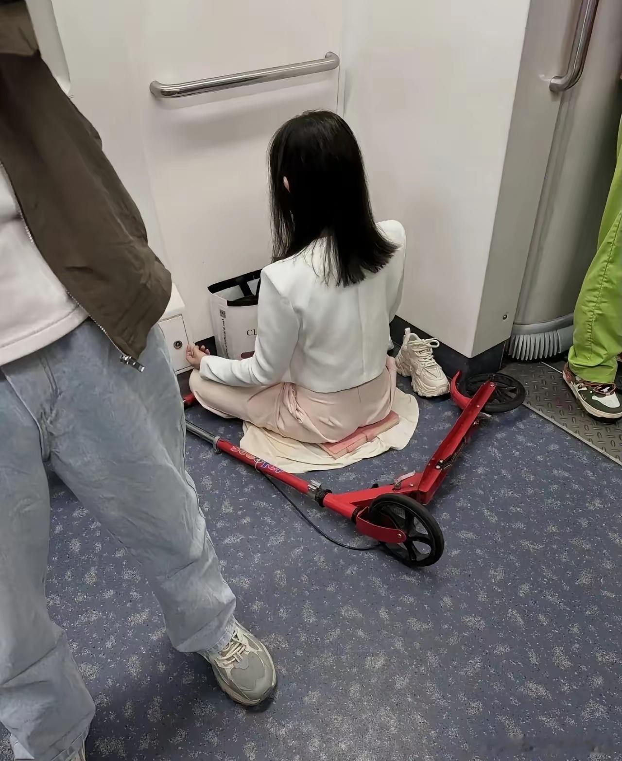 地铁上遇到这种事，大家怎么看？