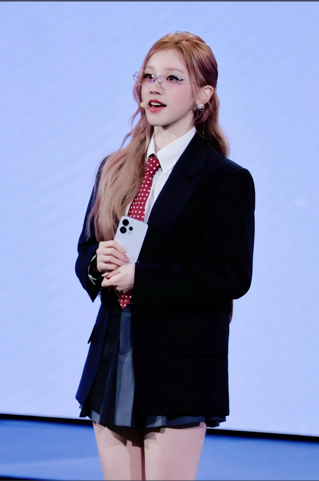 宋雨琦画的中分草莓怎么看也看不够，像公主一样