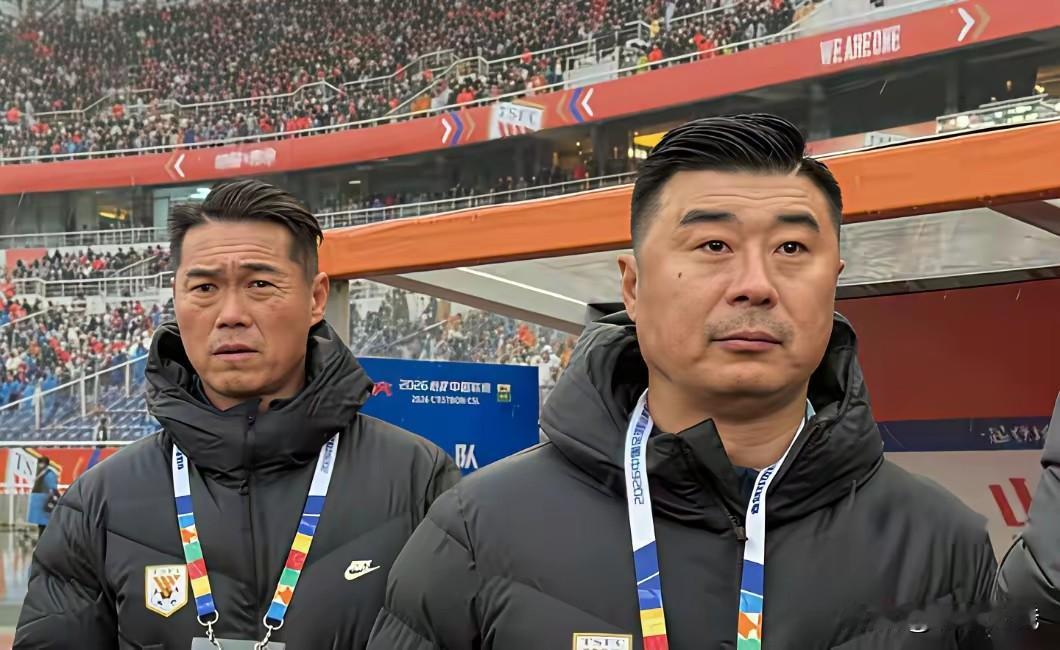 山东泰山队的专业副总（宿茂臻）和教练组长（韩鹏）都是从泰山队球员时代的泰山队佼佼