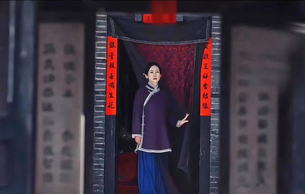 《生万物》费左氏的一生，都在这张图里了吧？费家门口，孤身一人。人困其中，即为