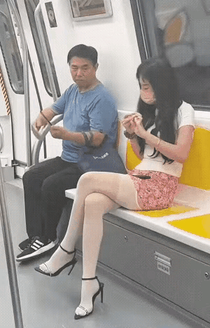 “姑娘，帮忙我看一哈是什么信息”大爷眯着眼睛对身边的美女说。美女凑近手机瞪大了