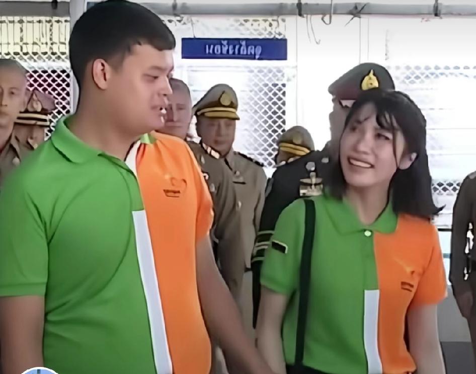 小王子和诗妮娜穿着亲子装走在街头，互相拉着手。虽然诗妮娜比小王子大不了多少，但是