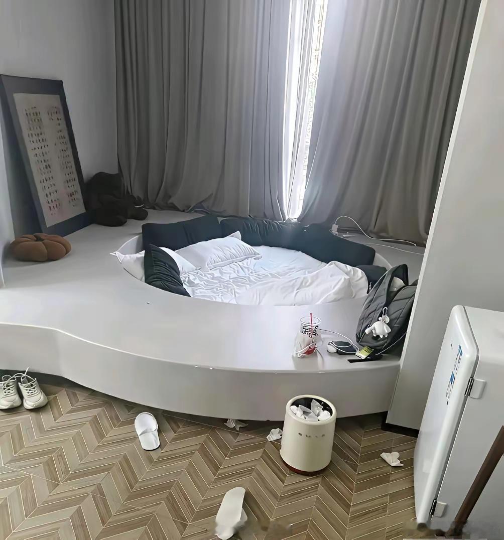 出门旅游，男朋友说大床房订满了，只剩圆床房，要不要试试？