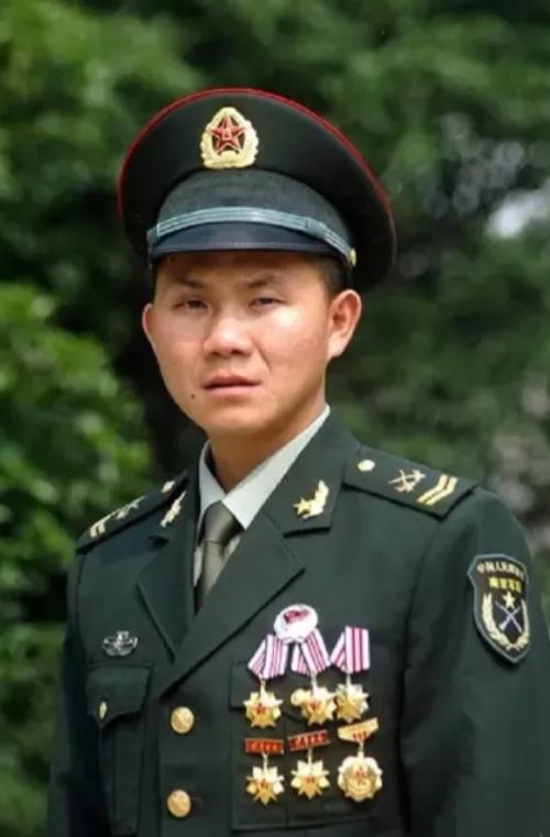 2007年，士兵卢加胜在训练时额头上的疤痕引起了军队政委的注意，在一系列询问后，