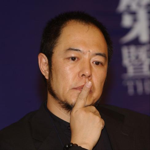 主持人许戈辉，问演员张铁林，你那些当年的同学，还有联系吗。张铁林说，别提了，七八