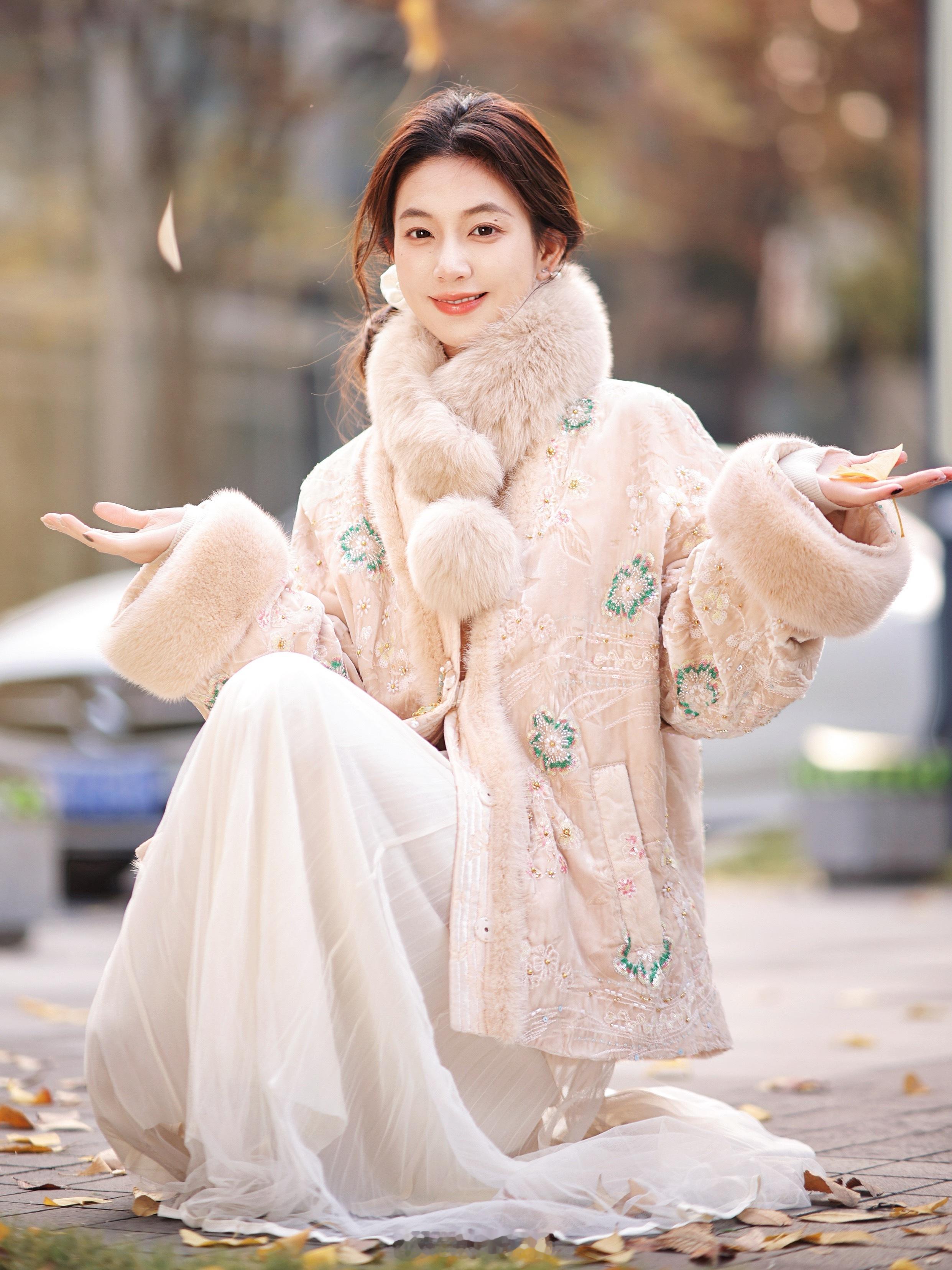 “落叶的位置谱出一首诗🍂”和秋冬绝配的国风环保皮草来了！Blingbling