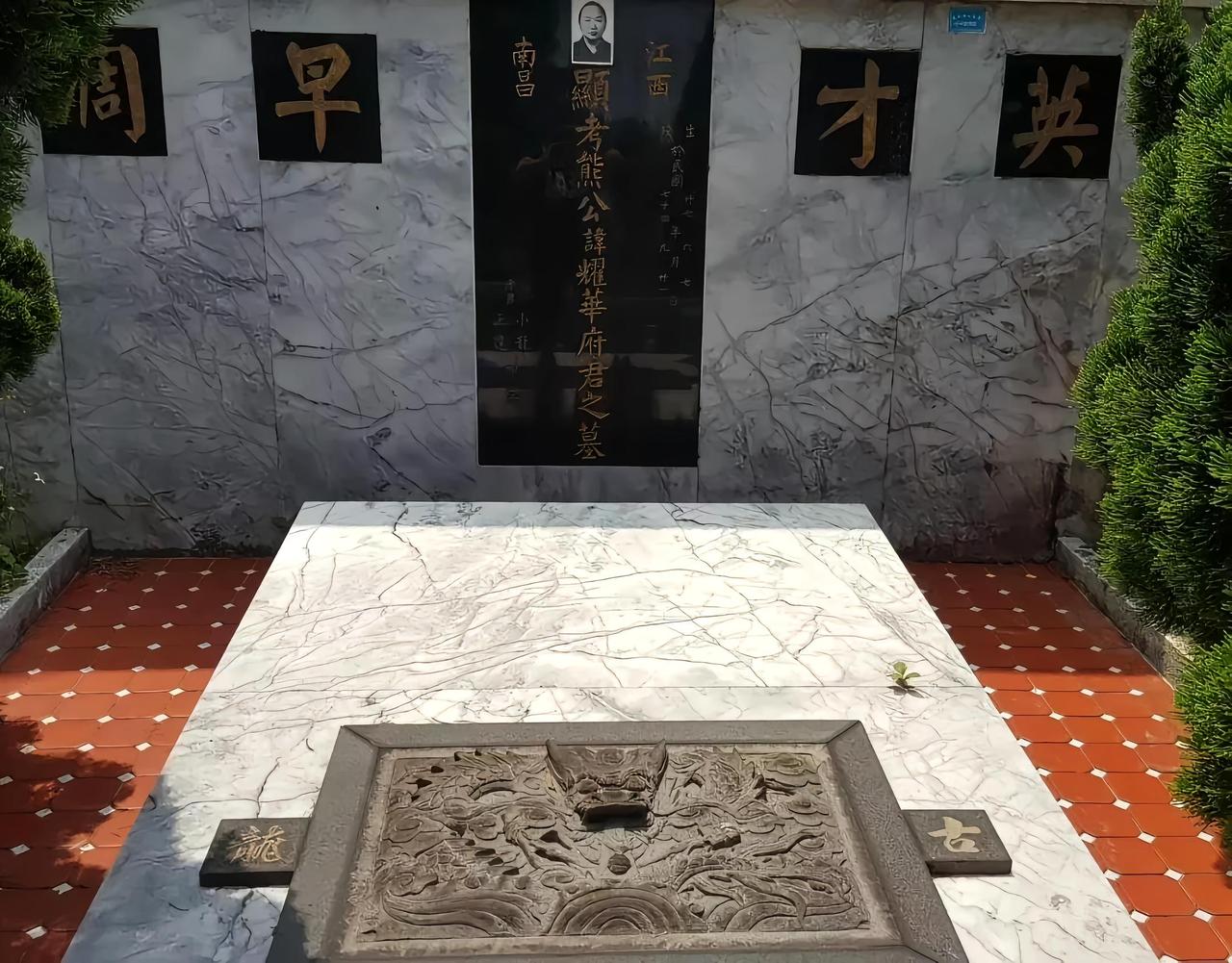 1985年，古龙下葬时，好友林清玄花30万买了48瓶XO酒为他陪葬。谁知，蔡澜i