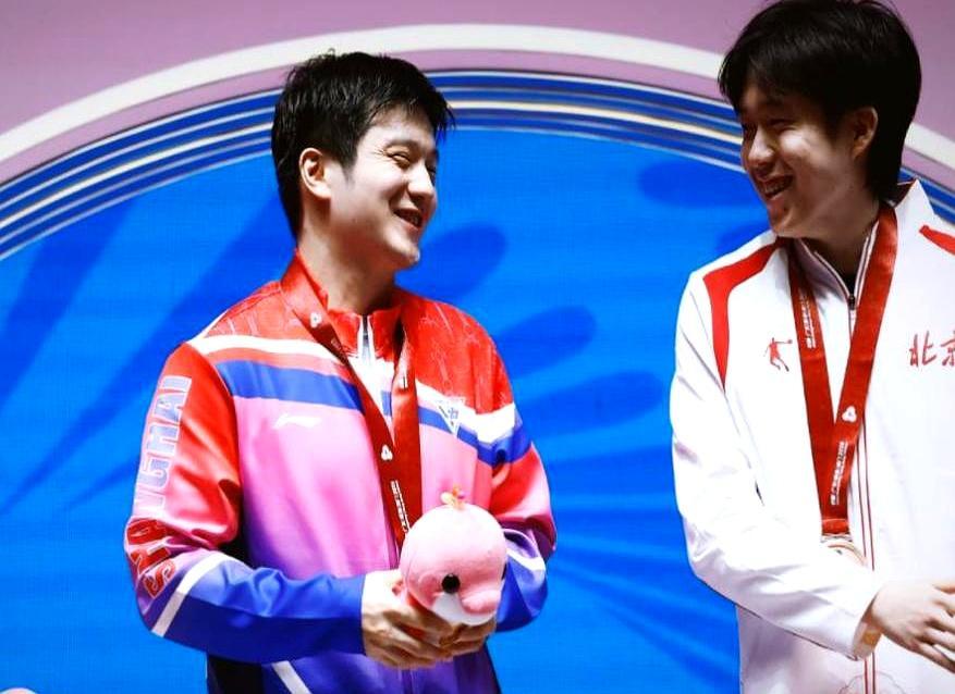 狂欢属于王楚钦，危机却留给了国乒男队。新加坡大满贯赛场，王楚钦捧起奖杯稳坐