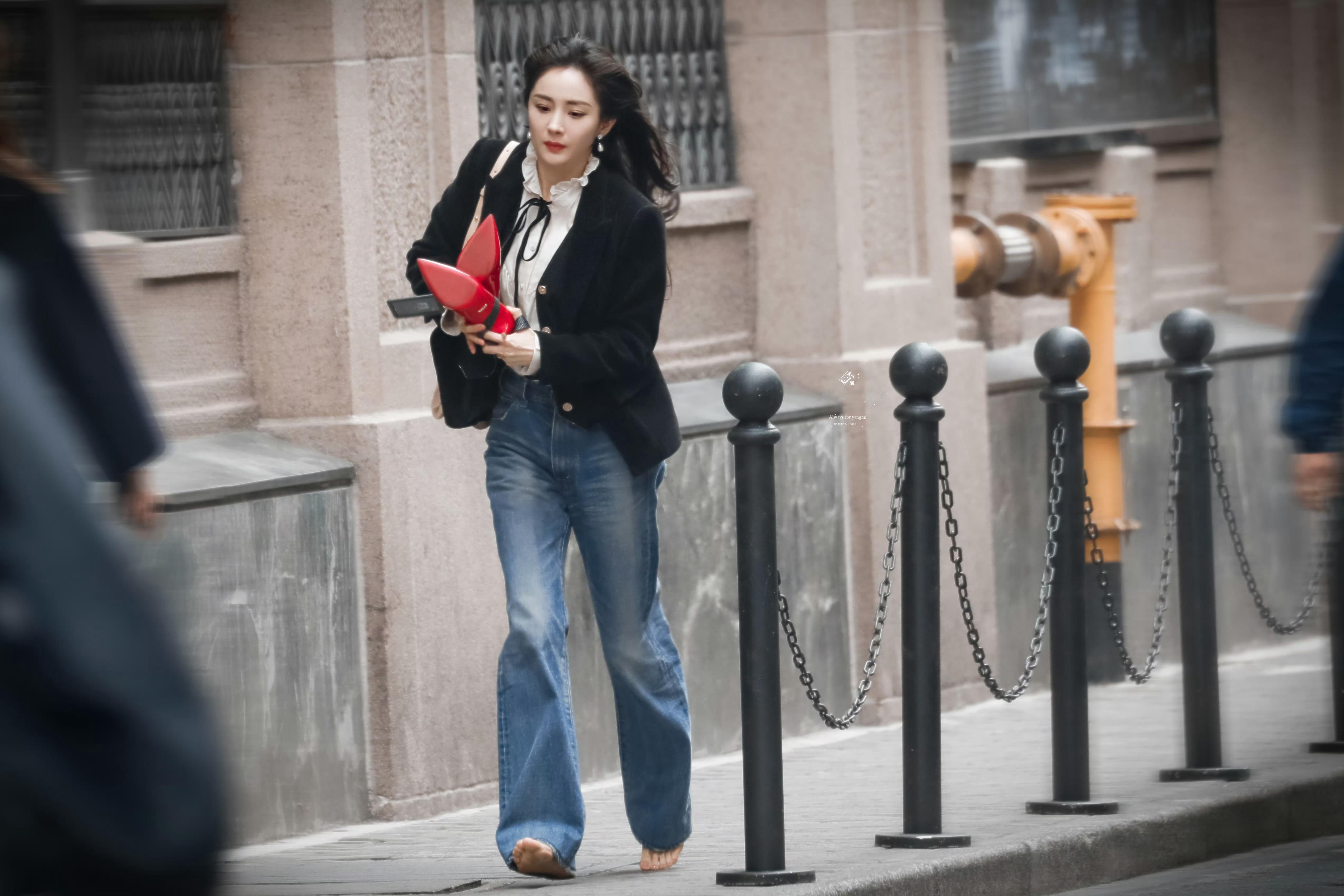 杨幂光着脚拍戏手上的红底高跟鞋是要送给谁吗​​​