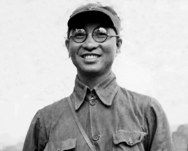 南昌起义期间陈赓曾因体力不支晕倒在水沟，多亏一位机智女兵出手相救！1955年9