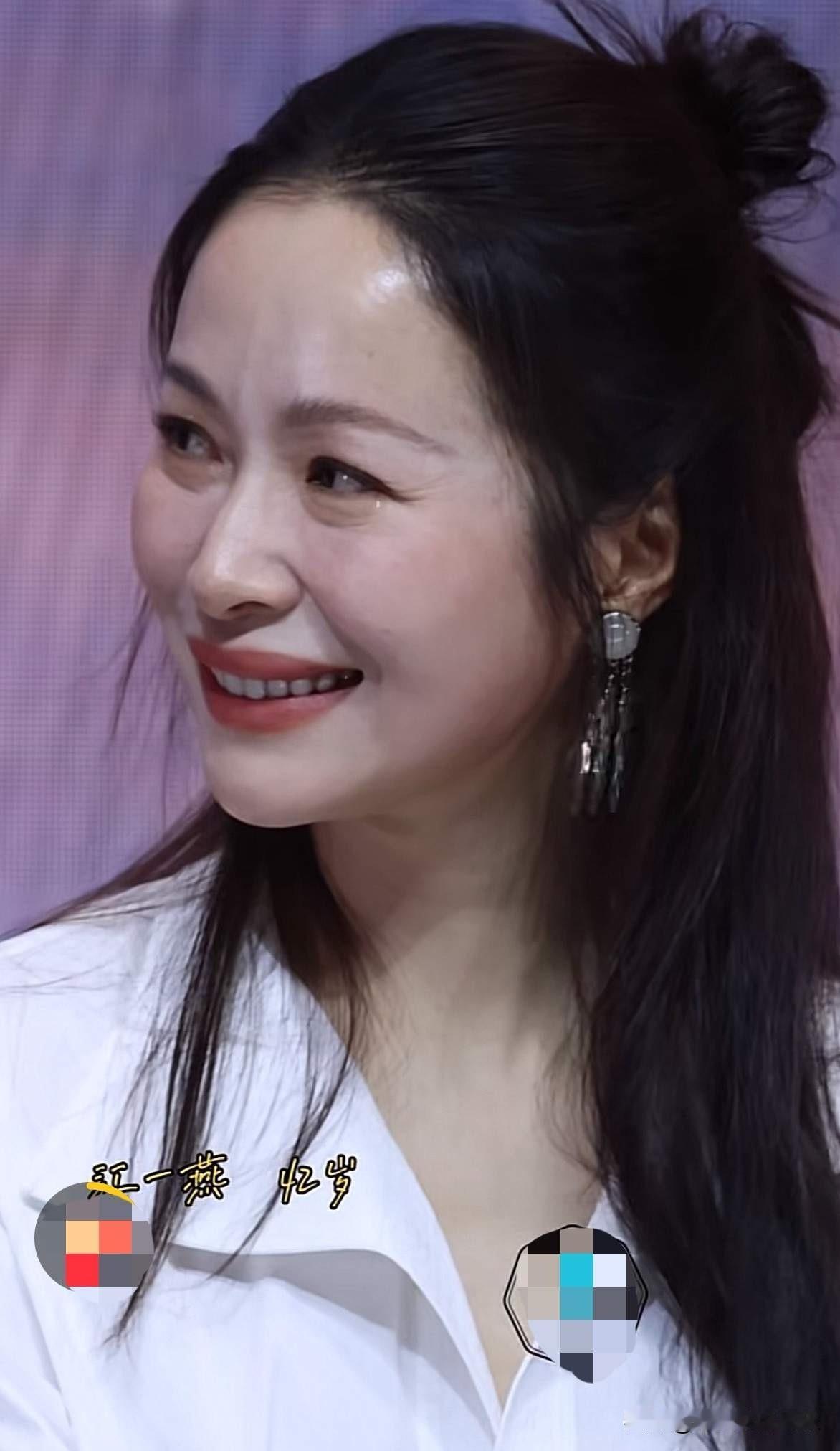 42岁江一燕近照，笑起来和哭一样，她现在的样子和年轻时判若两人，差点认不出来。