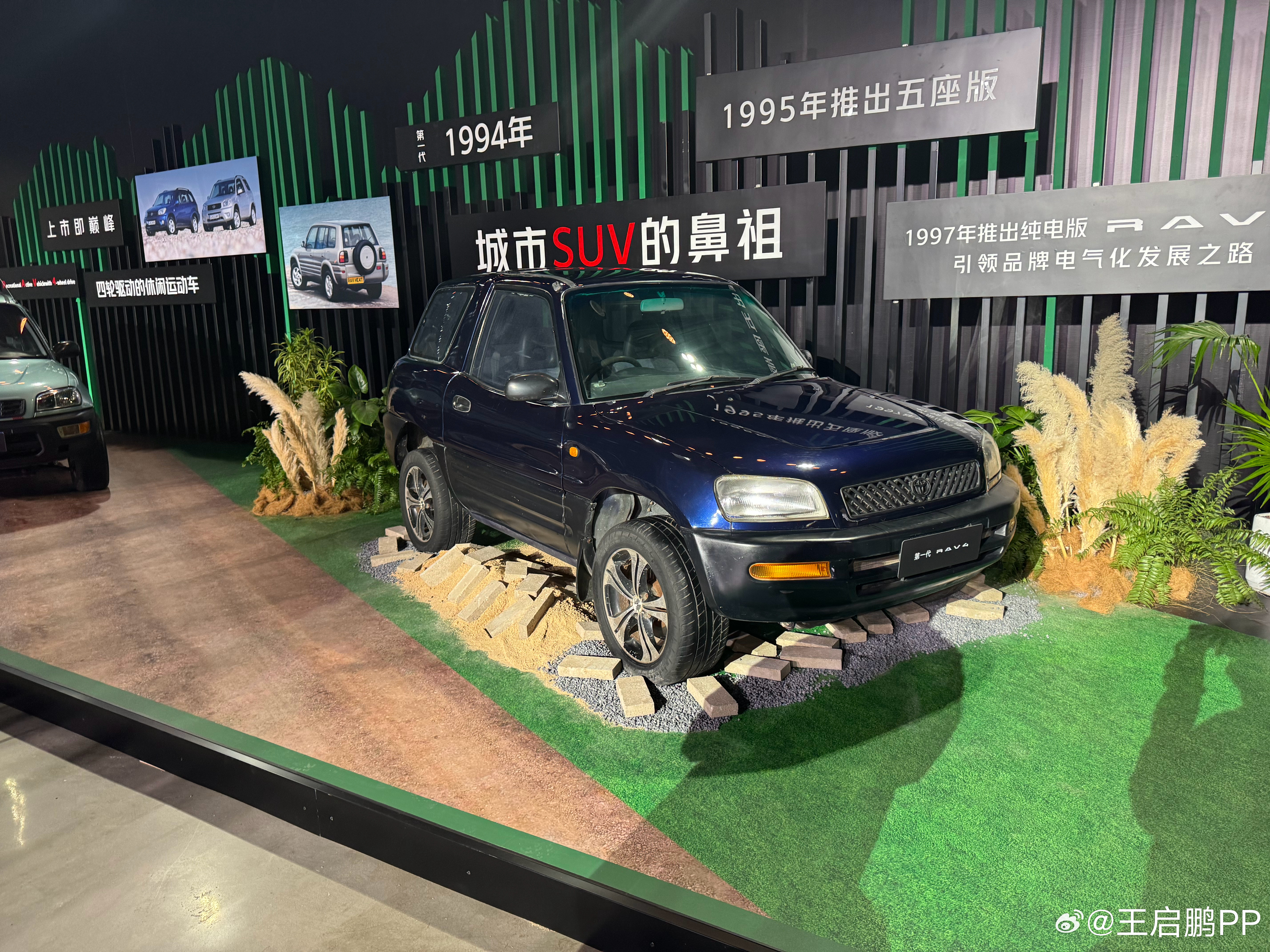 来看看历代丰田RAV4。作为城市SUV的开山鼻祖，这台车在全球获得了巨大的成功～