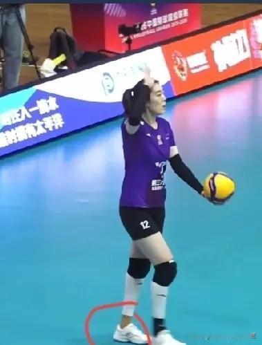 你敢光着脚丫上场打球吗？天津女排姑娘孟豆就这么干了！比赛时她没穿袜子，光脚上