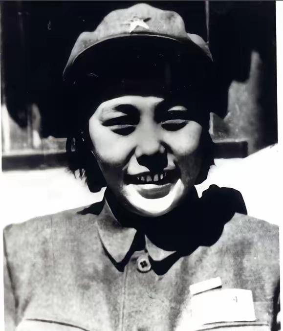 她是“最美上将夫人”，长征路上草地生孩子，2022年因病去世这位被称作“最