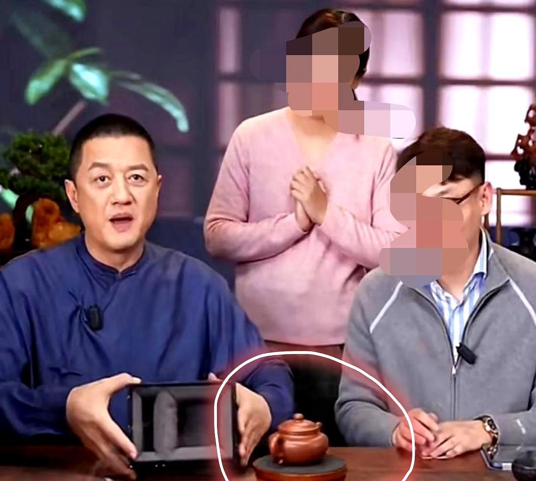 半年前没人搭理李亚鹏，紫砂壶老板伸手拉了他一把。现在流量回来了，有人让他换