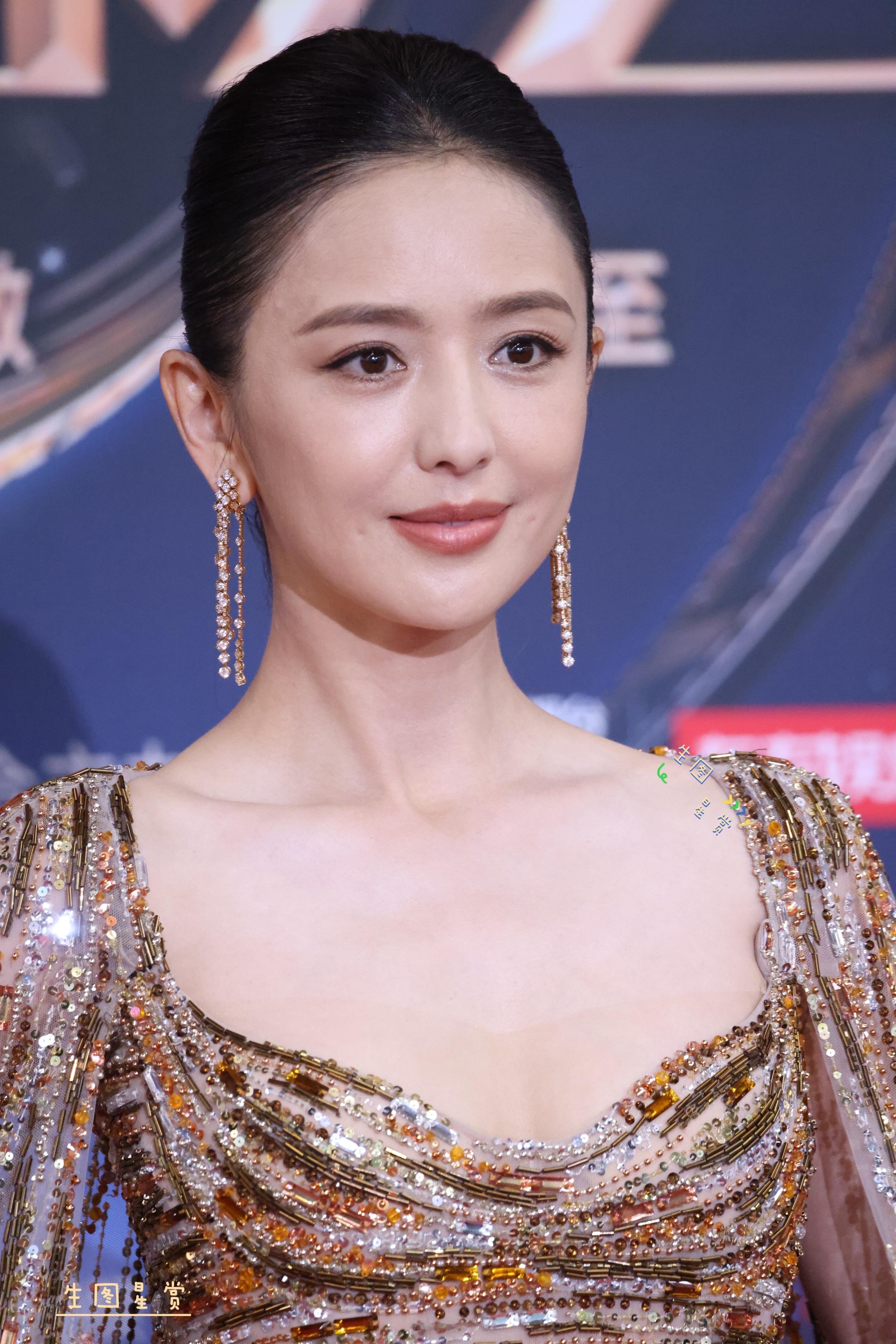 佟丽娅微博电影之夜红毯生图，金灿灿的丫丫✨佟丽娅​​​