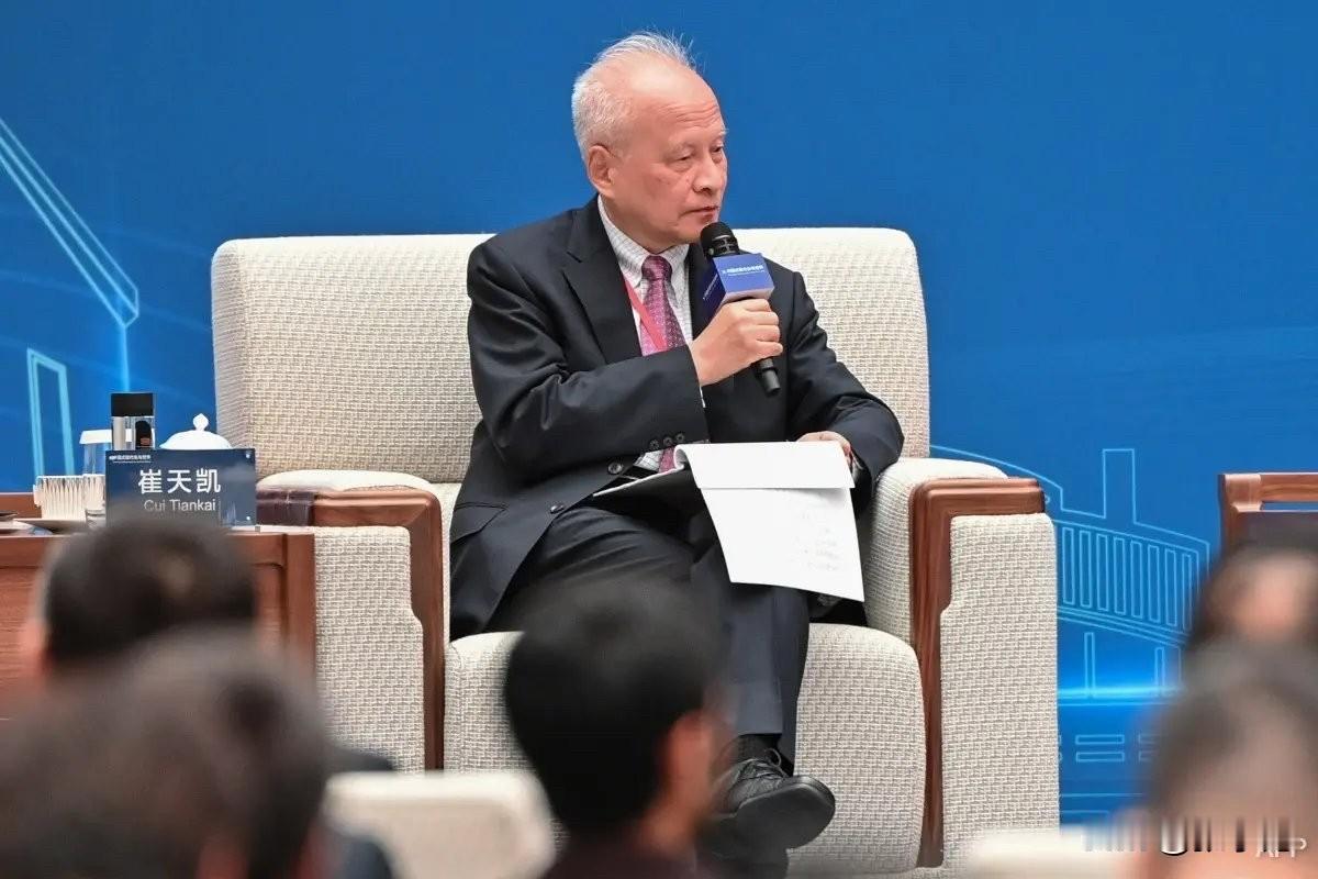 中国不接美国甩出的“中美G2”这张牌。中国前驻美大使崔天凯说：世界不能、也不该由