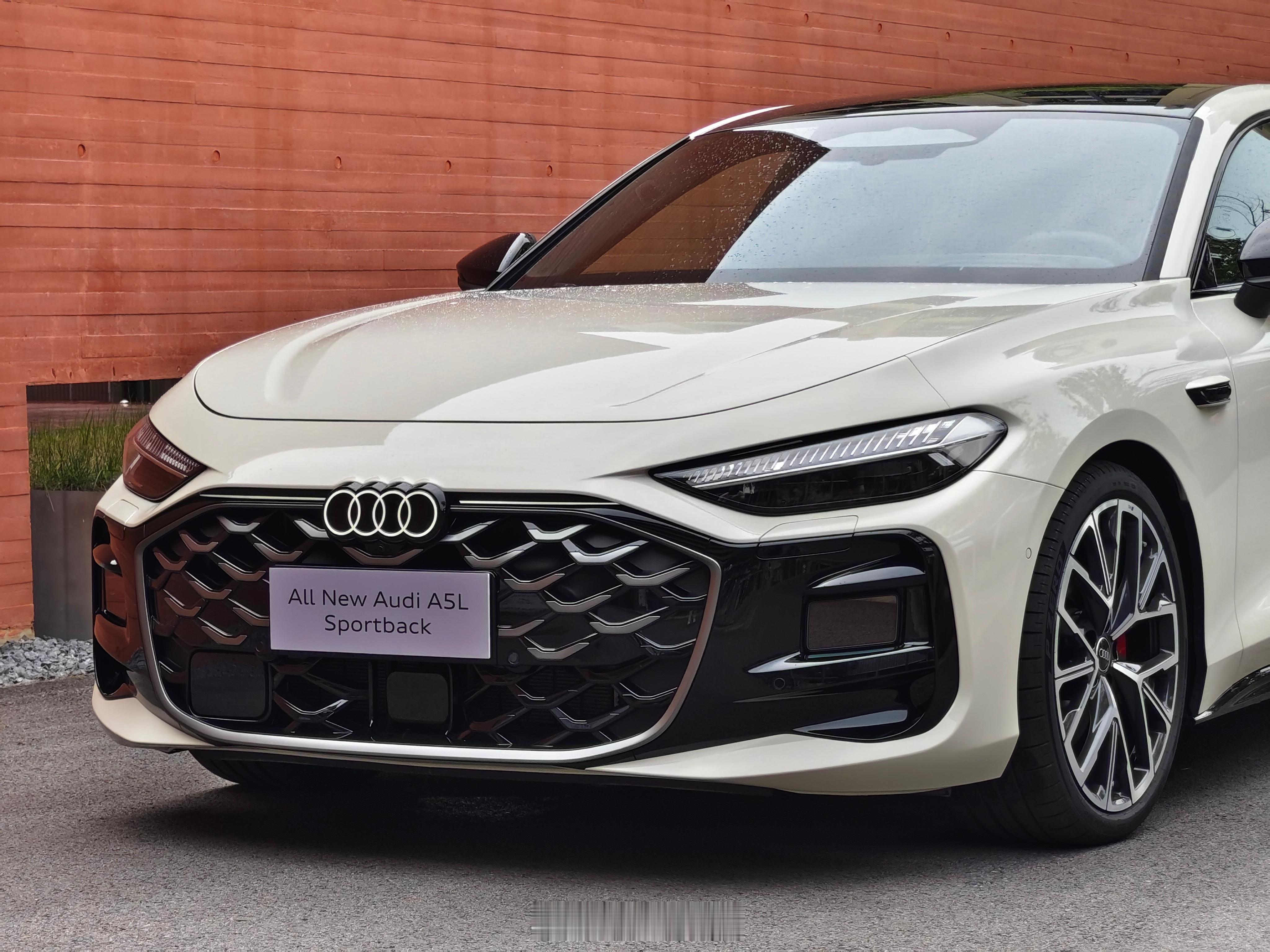 上汽奥迪A5LSportback关注度非常之高了工作日我们拍摄都有不少人来围观