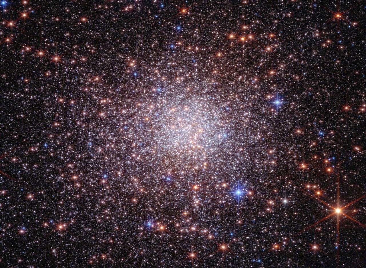 银河系的中心藏着一块化石。不是恐龙骨头那种化石，是一团星星，125亿岁，比地球老
