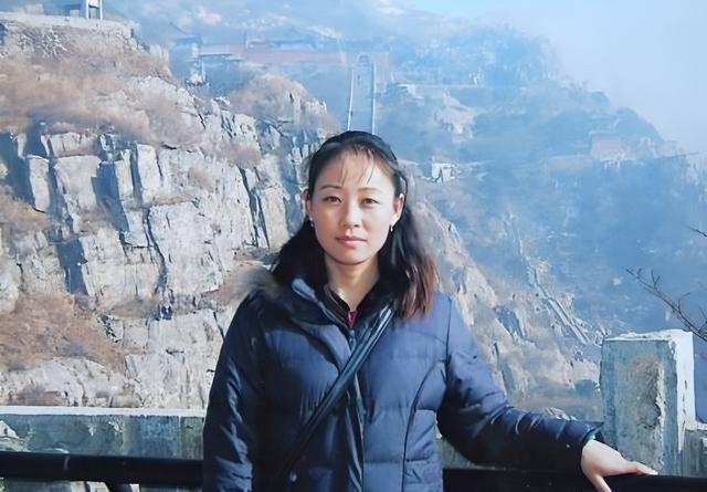 1998年，内蒙一女子自家商店被盗，女子通过足迹跟踪到盗贼，该女子被破格聘请到一