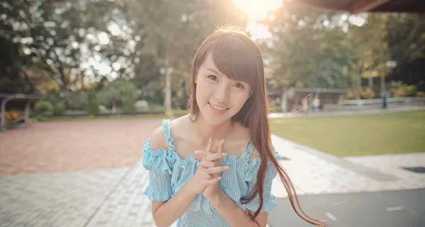 阳光下的甜美少女，微笑着拥抱美好时光。🌞💕