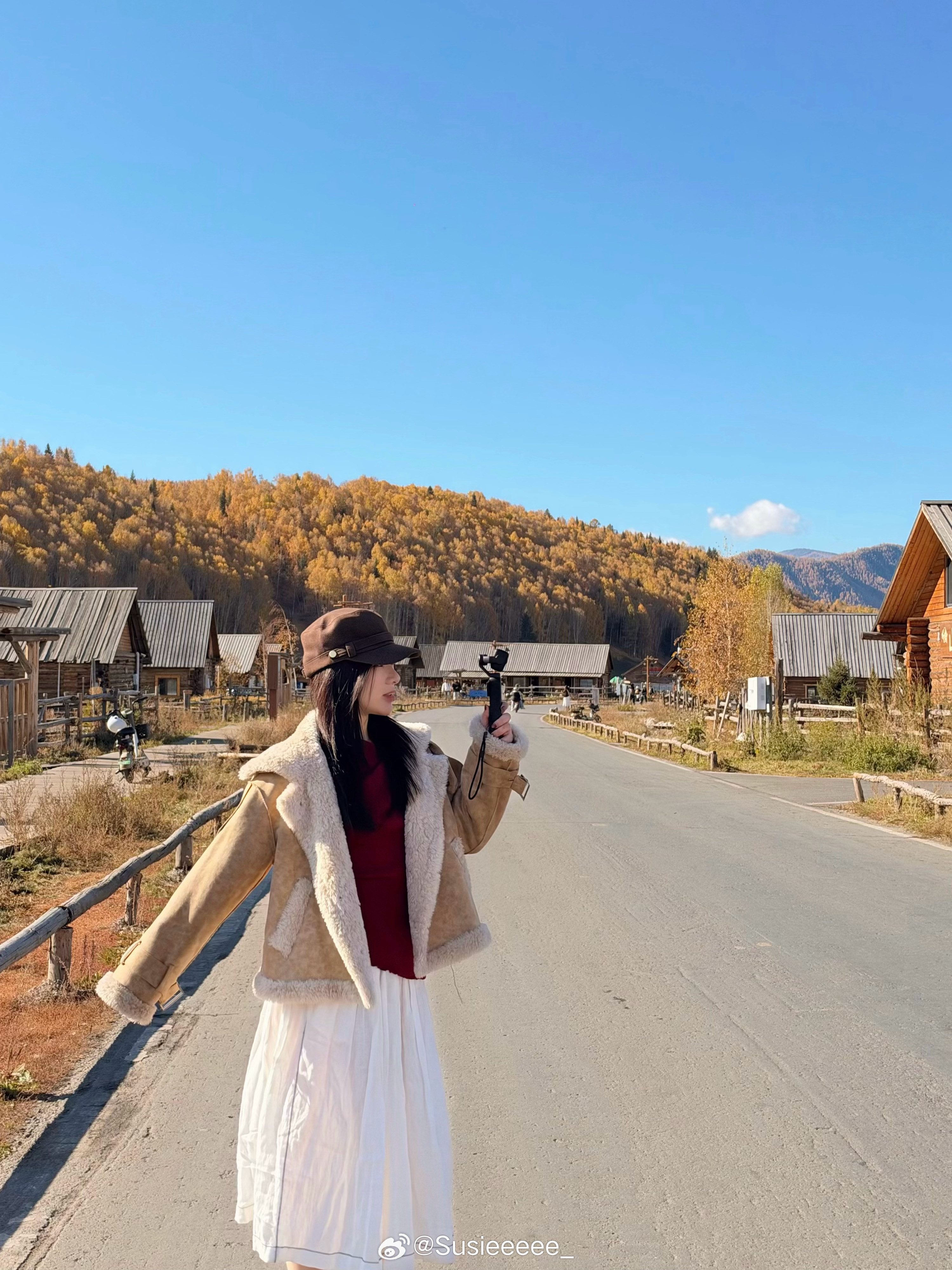 秋天的禾木村就像一座童话小镇🏘️木屋晨雾漫山金黄的白桦林这一刻《我的阿勒泰》终于有了具体模样🍂如