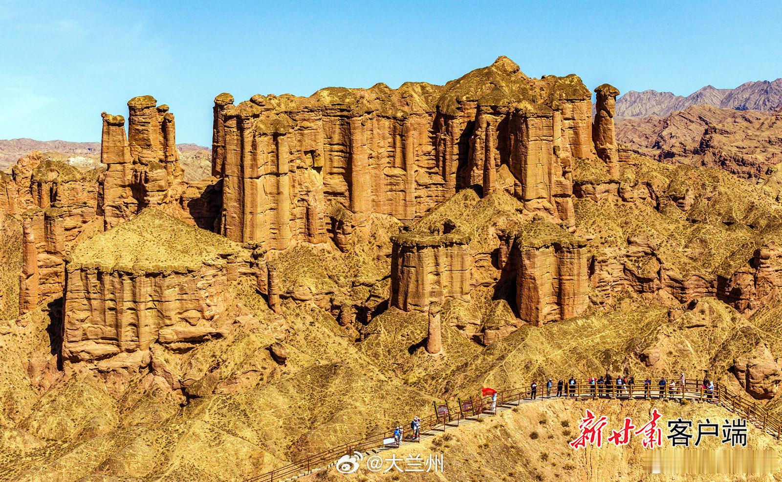 张掖冰沟丹霞美景迎客来【张掖：冰沟丹霞美景迎客来】6月13日，游客在张掖冰沟丹霞