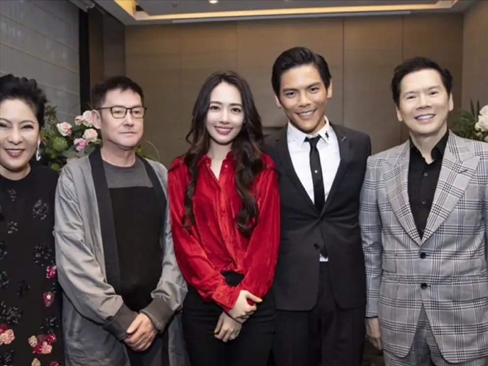 向太说子女敢移民就捐光家产，不是喊口号，是真被揍怕了。向佐在英国被霸凌，逼着练